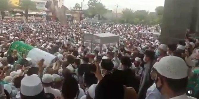 Merinding, Ini Video Lautan Manusia Hantarkan Jenazah Ulama KH Nurul Anwar