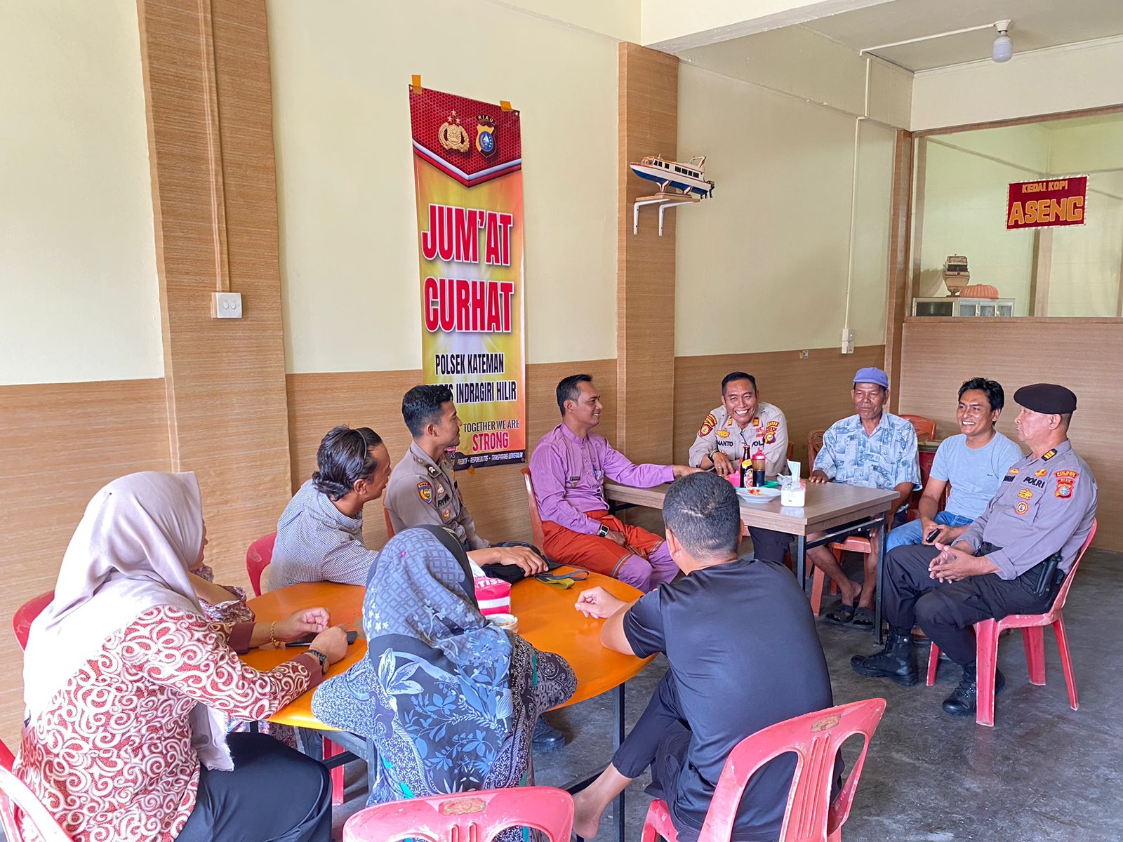 Jumat Curhat, Polsek Kateman Sambangi Warga Tagaraja Cooling System Pemilu 2024