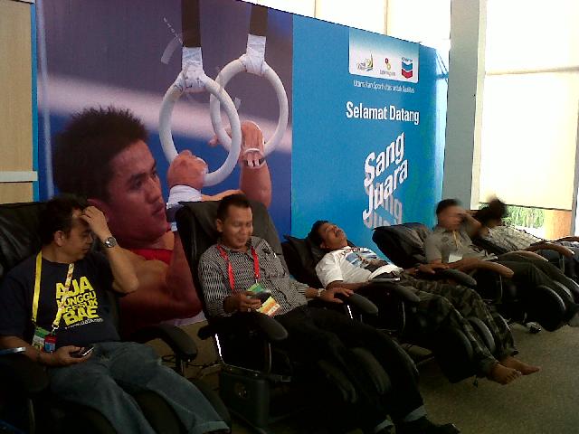 Wartawan Minati Kursi Pijat Gratis Soman HS