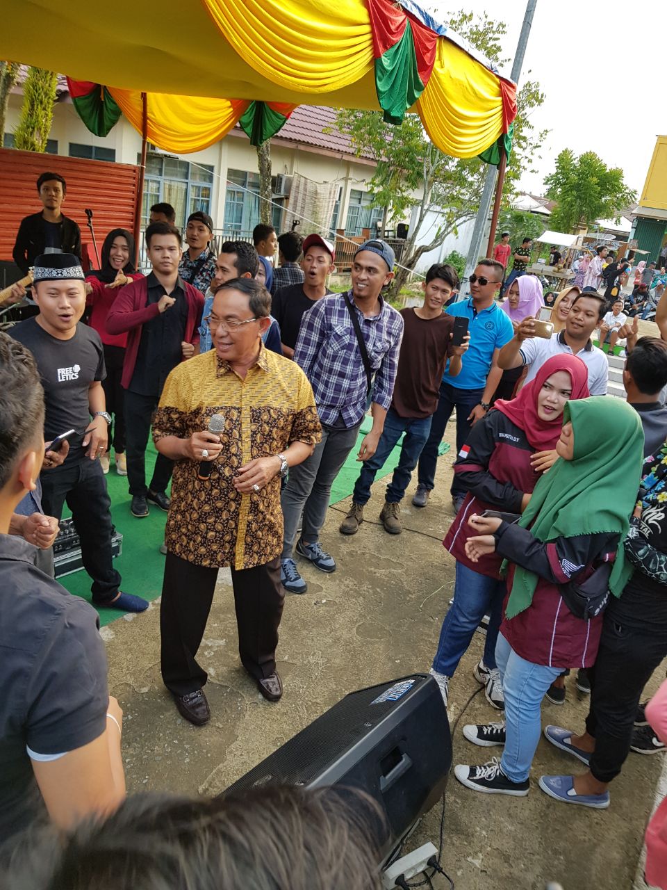 'Bupati Zaman Now', Bupati Inhil Guncang Taman Kota Dengan 2 Tembang Dangdut