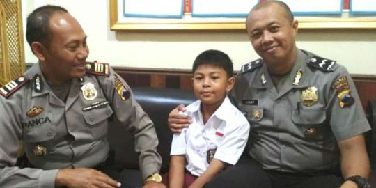 Anak ini sempat berjuang sendiri merawat ibunya yang sakit, kini ia punya ayah asuh, ini kisahnya