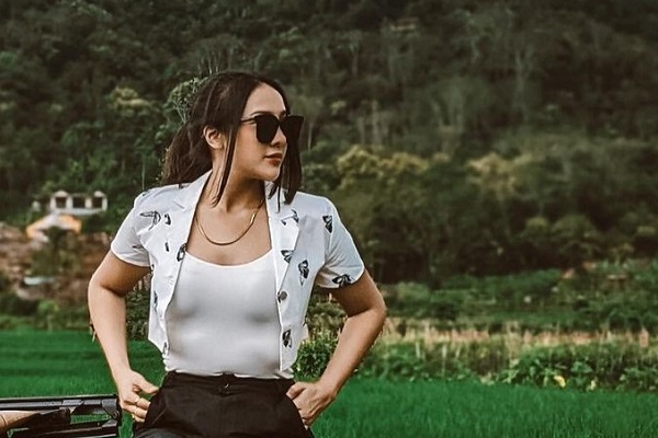 Ini Gaya Anya Geraldine Pakai Kaos Putih Ketat Tenteng Tas Rp292,5 Juta