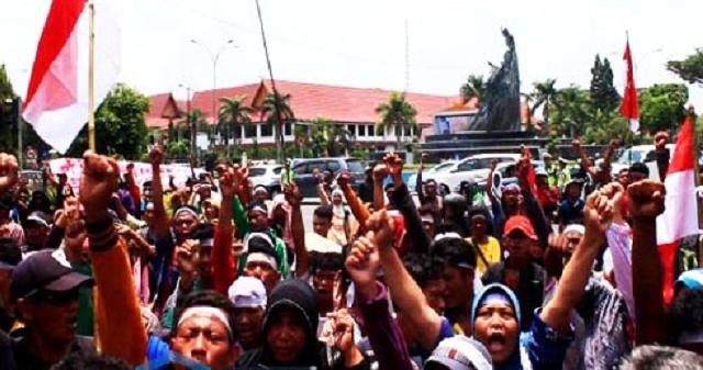 Ratusan Suku Sakai Ancam Bermalam di Kantor Gubernur Jika Tuntutannya tak Dipenuhi