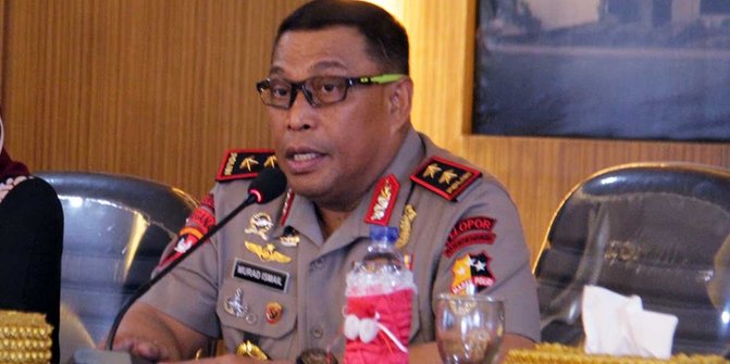 Waah ! Kesal ditanya soal senjata, Komandan Brimob tepis tangan & marahi wartawan