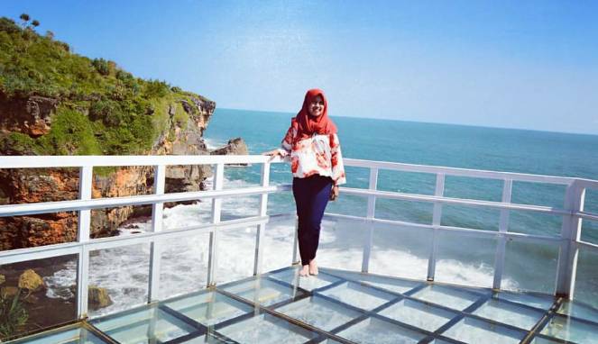 Menikmati Suasana Pantai Nguluran di Jembatan Kaca