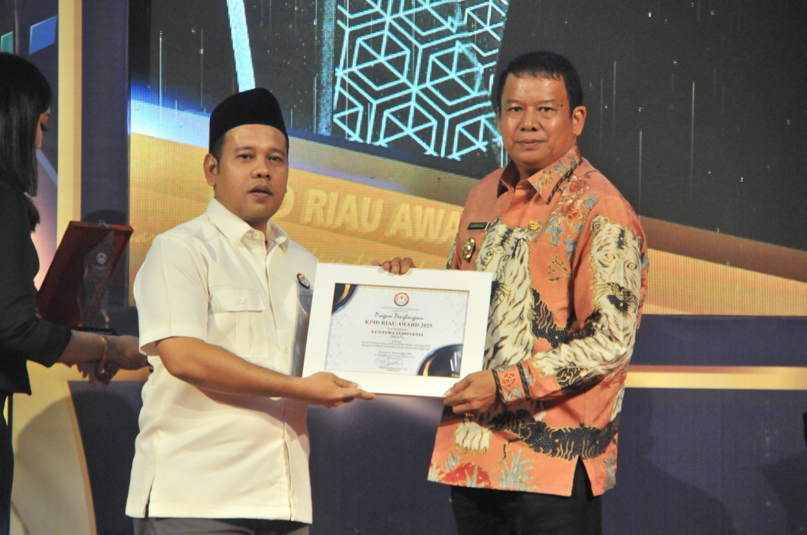 Pemkab Inhu Sabet Dua Penghargaan di KPID Riau Award 2025