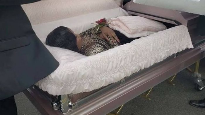 Gadis Ini Datang ke Pesta Diantar dengan Peti Mati, Ternyata Ini yang Terjadi