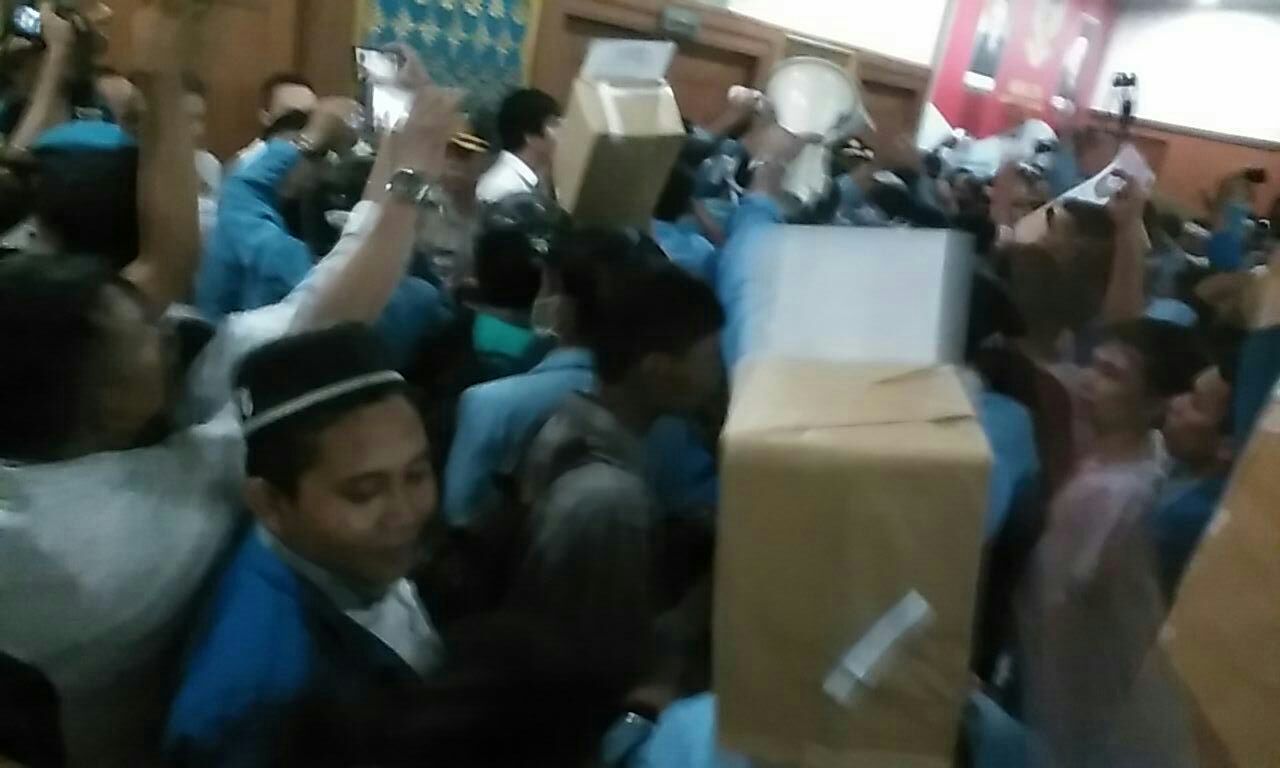 Mahasiswa Ngamuk Paksa Masuk Kantor DPRD Riau, Satu Orang Mahasiswa Diamankan Polisi