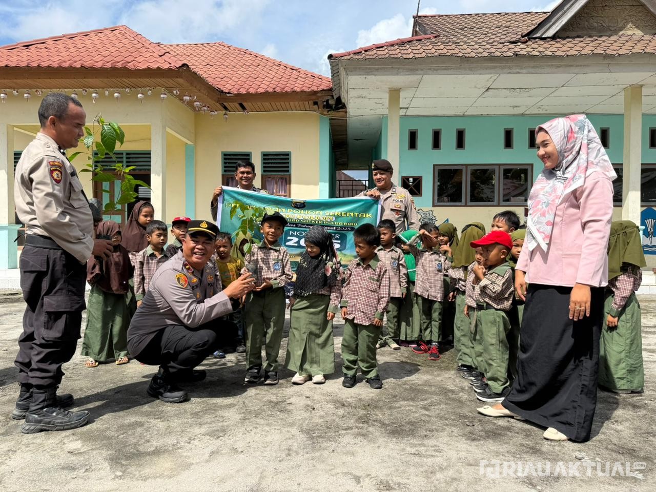 Ajarkan Jaga Lingkungan Sejak Dini, Kapolsek TPTM Tanam Bibit Pohon dengan Anak TK Bahrul Ulum