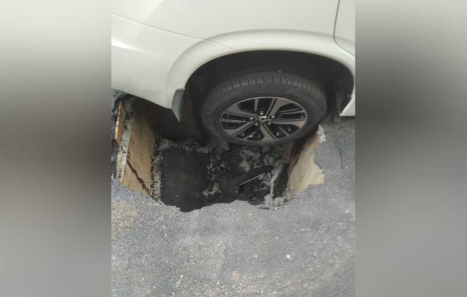 Ternyata Mobil Terperosok Sumur Resapan Milik Politisi PSI