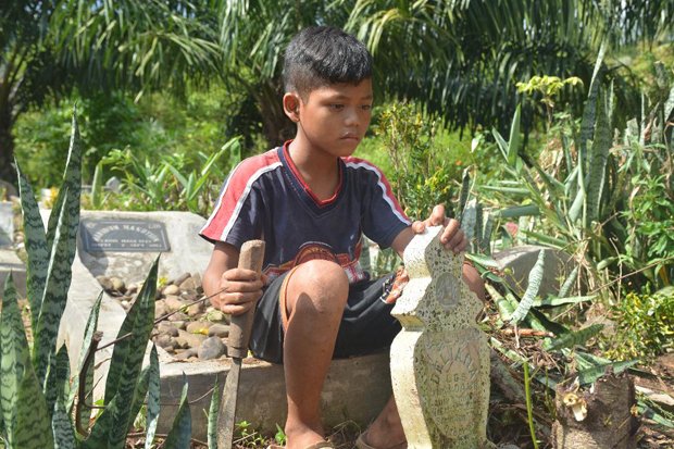 Bocah 11 Tahun Penjaga Kubur, Mengais Rezeki untuk Ayah dan Nenek yang Sakit