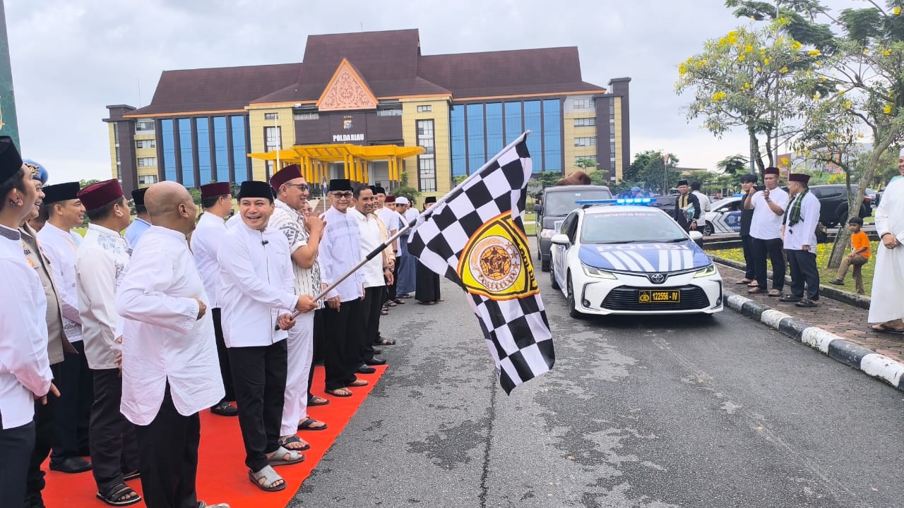 Kapolda Riau Lepas Pendistribusian 142 Hewan Kurban Usai Salat Idul Adha