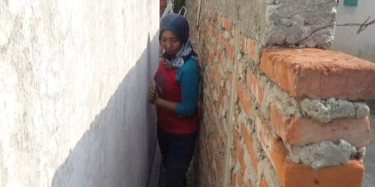 Usai Pak Eko, kini rumah Siti Khotijah di Jombang alami nasib yang sama, harus lewat celah sempit