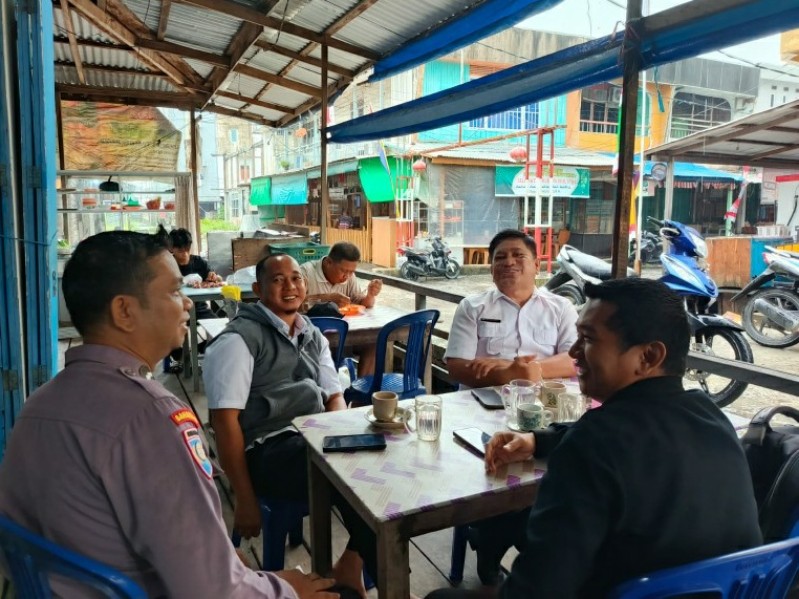 Polsek Tanah Merah Sosialisasikan Pentingnya Pilkada Damai 2024 kepada Masyarakat Kuala Enok