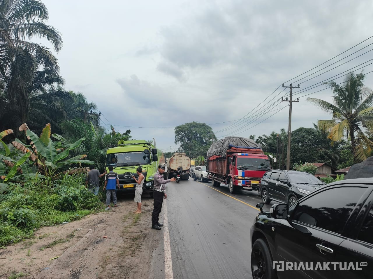 Hujan Bikin Jalan Licin, Dua Truk Tabrakan di Jalintim Pelalawan