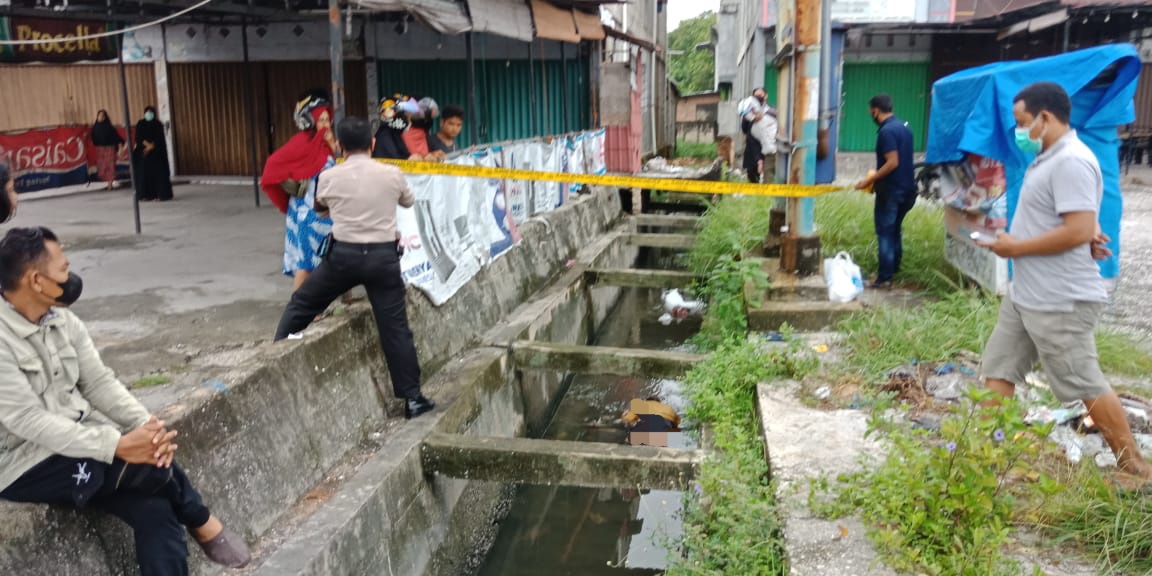 Sesosok Mayat Laki-laki Ditemukan Di Dalam Parit Jalan Soebrantas Pekanbaru
