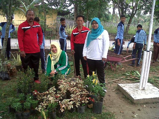 SMPN 24 Pekanbaru Lakukan Peremajaan Tanaman