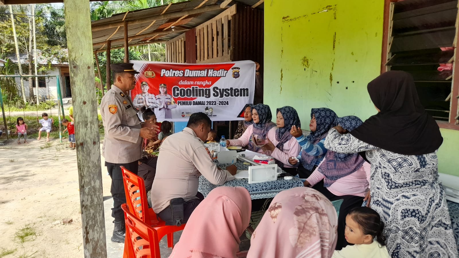 Tampak Akrab, Polsek Dumai Barat dan Warga Diskusi Kamtibmas Jelang Pemilu