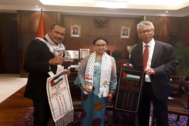 Cerita Menlu Retno Kenakan Syal Bergambar Bendera Palestina