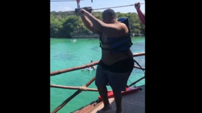 Pria Berbadan Besar Bermain Zip Line, Lihat Apa yang Terjadi