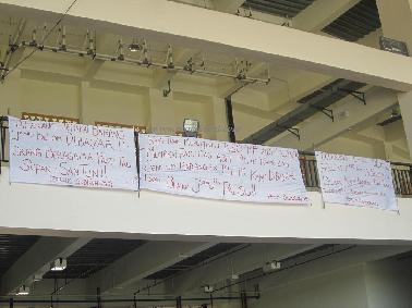 Rombongan KOI Disambut Spanduk Larangan Masuk Stadion Utama Riau