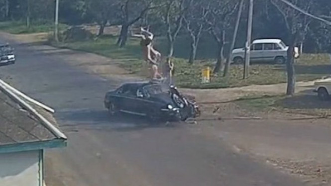 Video Kecelakaan Mengerikan Sepeda Motor Vs Mercedes