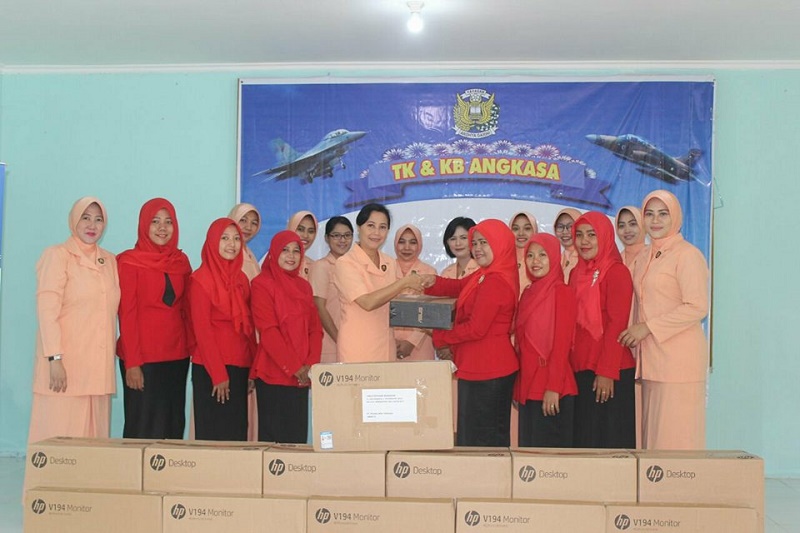 Horeee.. TK dan SD Angkasa Lanud Rsn Dapat Bantuan Komputer Dari Yasarini Pusat