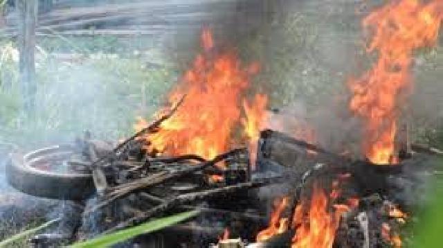 Warga Mengamuk, Alat Berat PT Rimba Lazuardi Dibakar