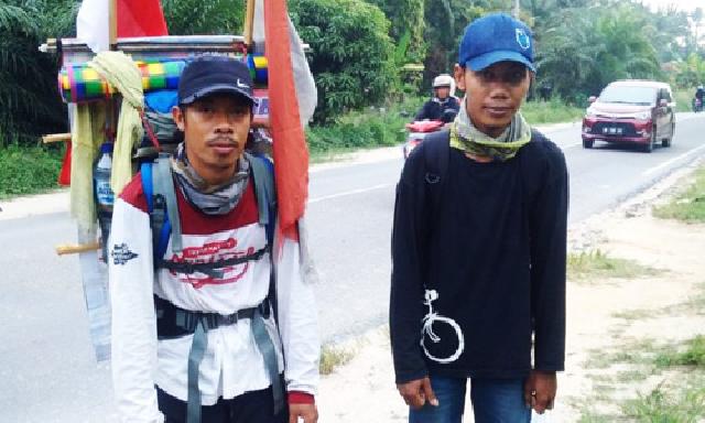 Jalan Kaki dari Sabang hingga Jakarta Temui Jokowi, 2 Pemuda Aceh Tiba di Pekanbaru