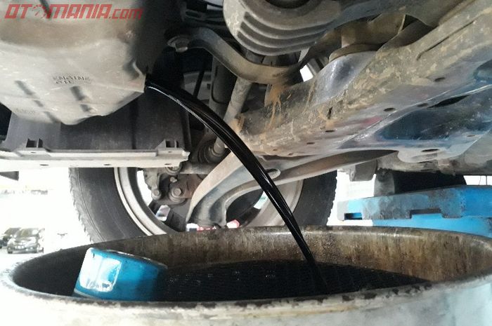 Penasaran Kenapa Oli Mesin Mobil Bisa Berkurang? Ini Jawabannya