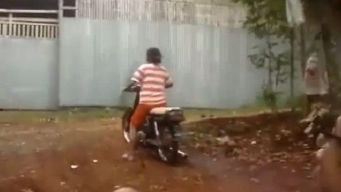 Emak-emak Belajar Motor, Bukan Injak Rem Malah Tarik Gas
