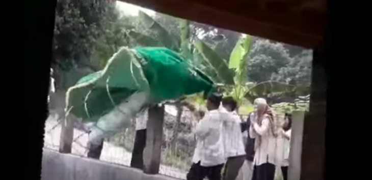 Heboh! Video Keranda dan Jenazah Jatuh ke Kolam, Kok Bisa ?