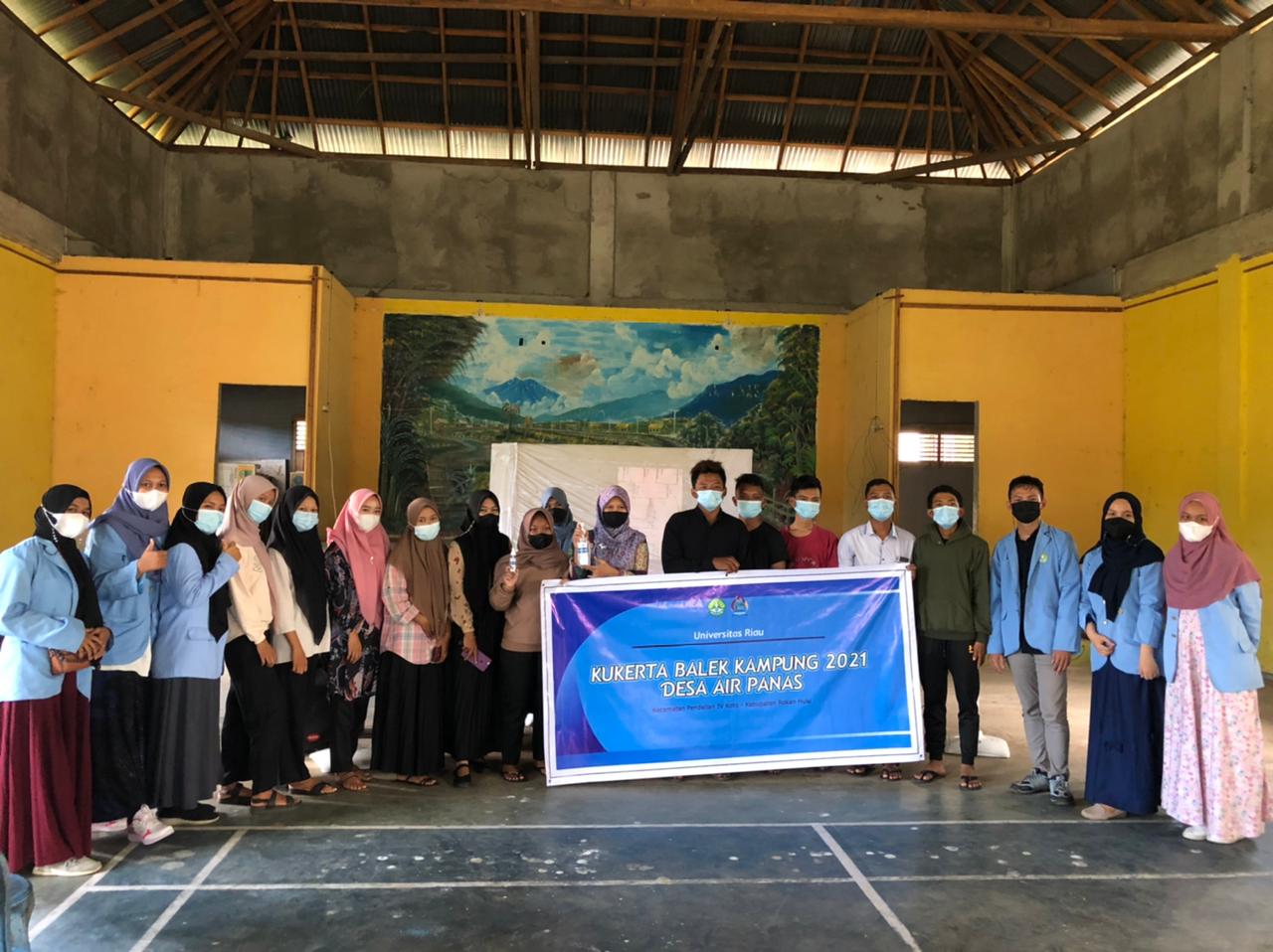 Mahasiswa Kukerta UNRI Edukasi Warga Desa Air Panas Dalam Membuat Hand Sanitizer Berstandar WHO