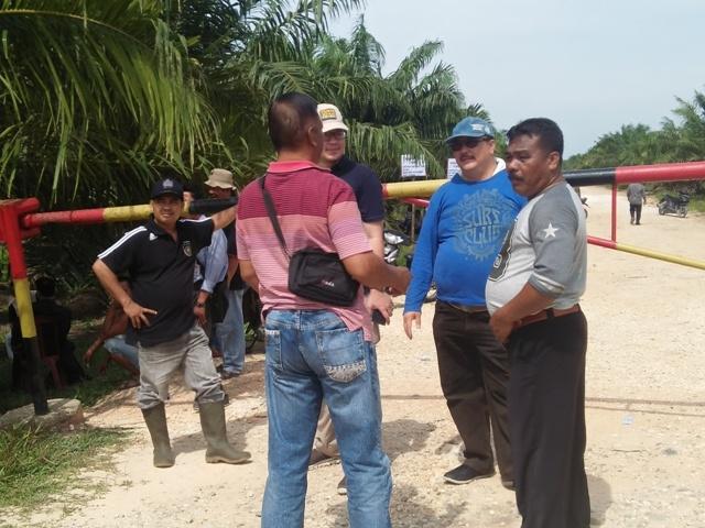 Tolak Dieksekusi Ratusan Masyarakat Siaga di Lahan Masing-masing