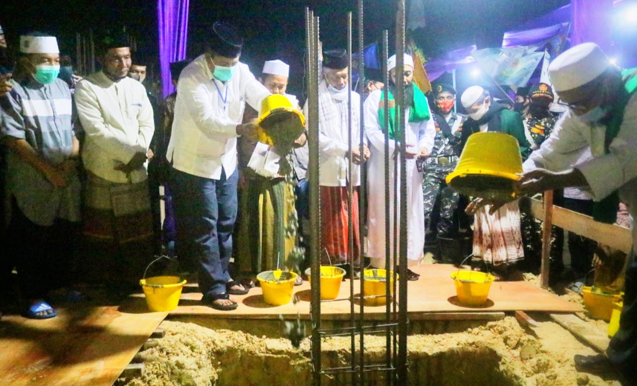 Hadiri Penyerahan Bantuan Material Senilai Rp 50 Juta Untuk Bangun Ponpes, Alfedri Ikut Cor Pondasi Masjid