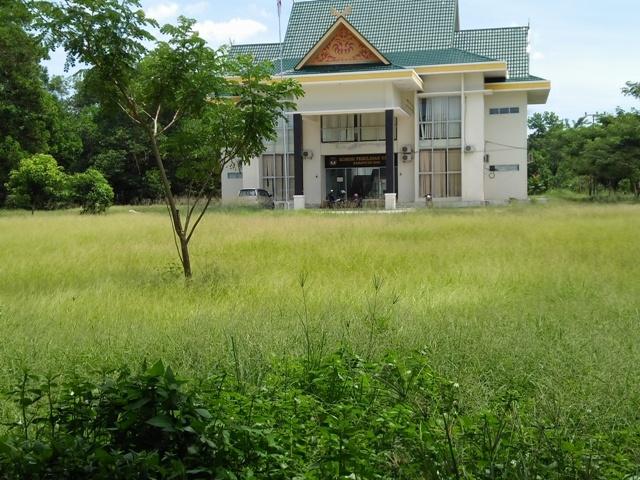 Tak Diurus, Kantor KPU Siak Dihiasi Semak Belukar