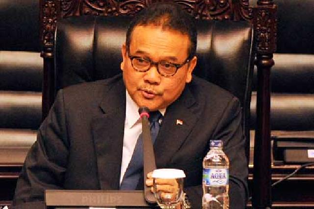 Staf di Tahan KPK Gubernur Riau Enggan Berkomentar Banyak