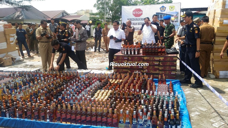 Bea dan Cukai Musnahkan 19 Juta Batang Rokok dan 6 Ribu Botol Miras Ilegal, Tapi...