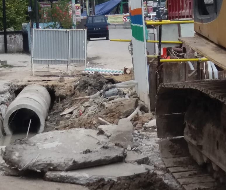 Disamping Mengganggu Perekonomian, Pengerjaan Proyek IPAL di Pekanbaru Ancam Keselamatan Warga