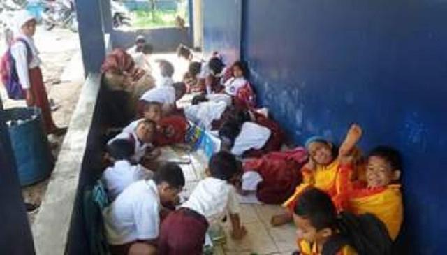 Miris,, Tak Punya Meja dan Kursi, Murid SD 018 Inhu Hanya Bisa Belajar Dilantai