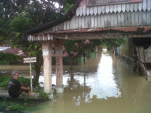 Tanggul di Rumbai Jebol Ribuan Rumah Terendam