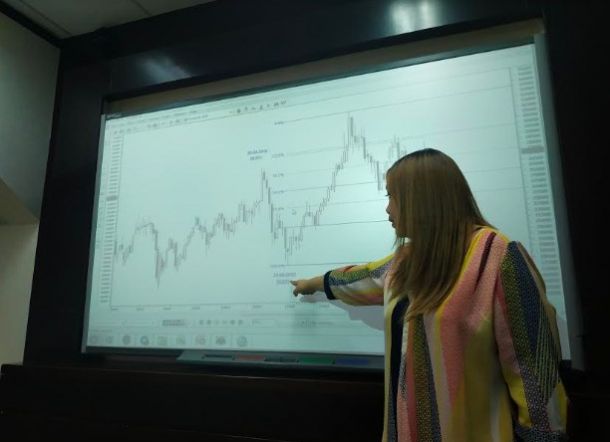 Virus Corona Merebak, Saham Hang Seng Turun hingga 38,2 Persen