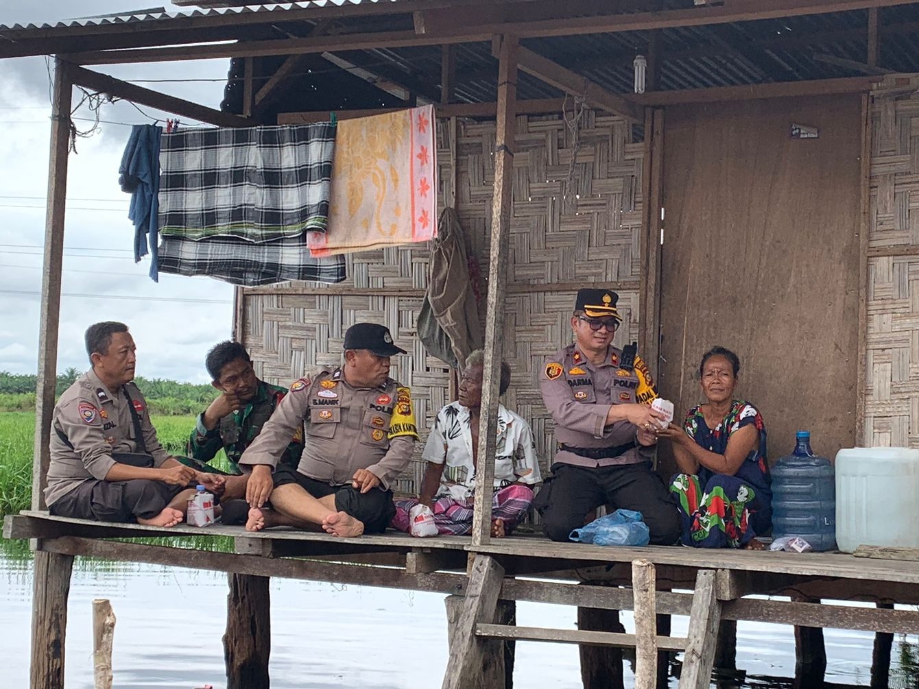 Cooling System Polsek Pinggir di Riau, Kompol Darmawan Terobos Rawa-rawa Ciptakan Pemilu Damai