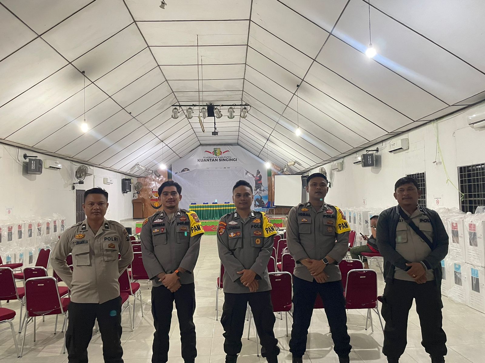 Polsek Kuantan Tengah dan Polsek Kuantan Hilir Amankan Pergeseran Logistik Pilkada Serentak 2024