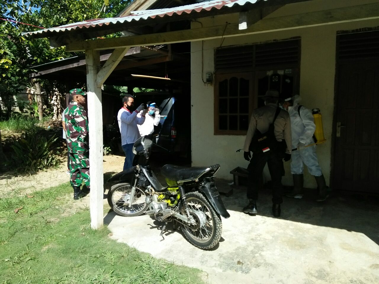 Cegah Virus Corona, Babinsa Koramil 04/PKL Kuras Lanjutkan Penyemprotan Disinfektan