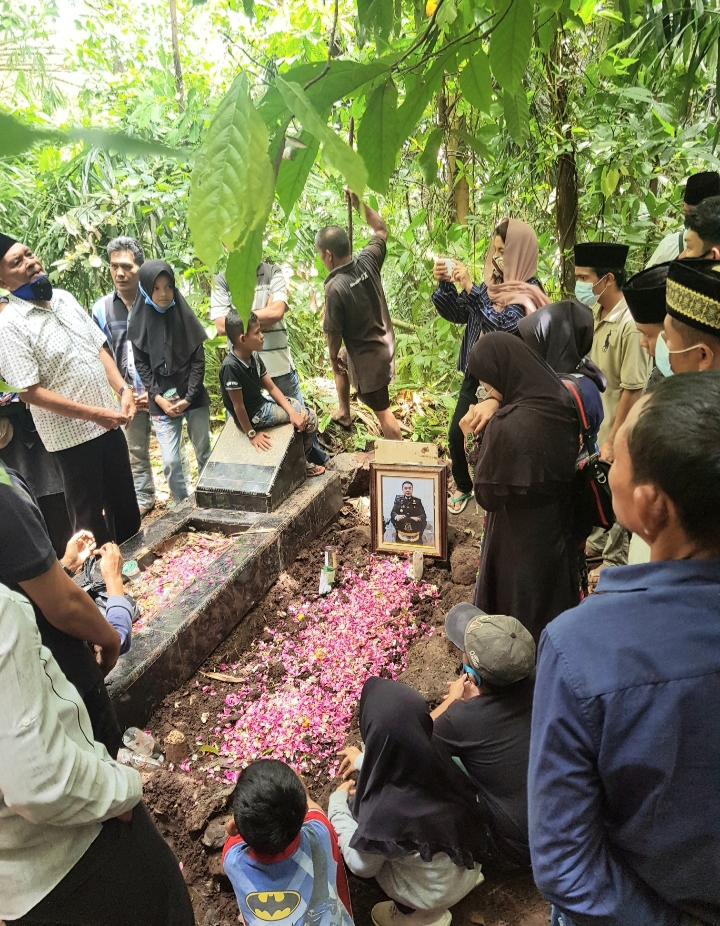 Tangis Isak Keluarga Saat Pelepasan Jenazah Jaksa Muda Oki Winarta