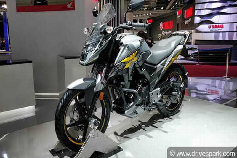 Resmi Meluncur, Honda X-Blade Tantang Yamaha FZ dan TVS Apache RTR