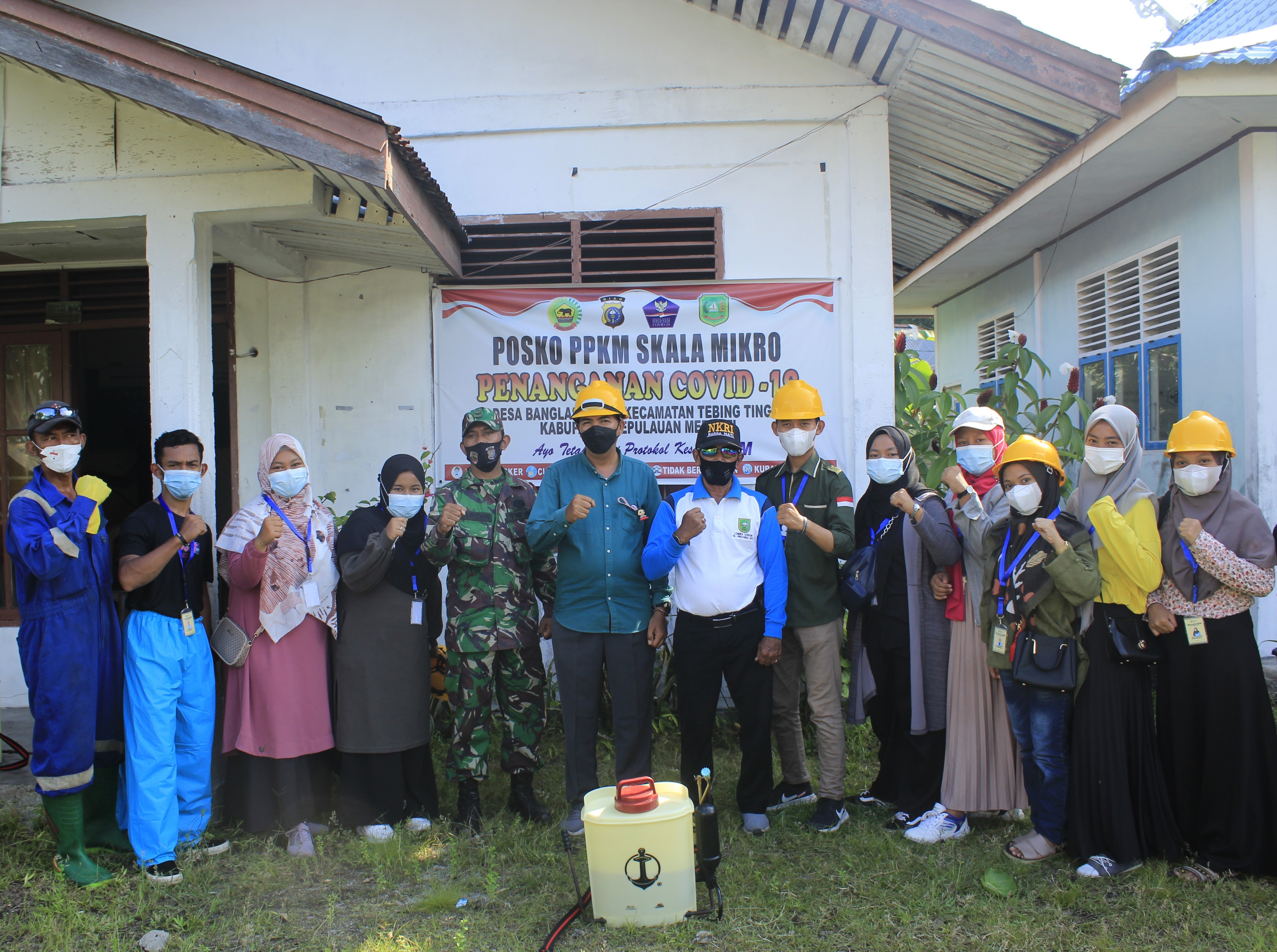 Mahasiswa Kukerta Desa Banglas Barat UNRI Lakukan Penyemprotan Disinfektan