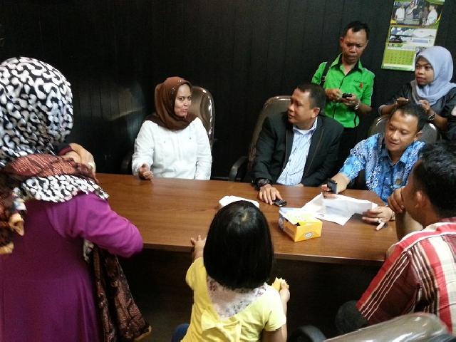 Merasa Laporan Pencabulan Putrinya Tidak Diproses, Rika Mengadu Ke DPRD