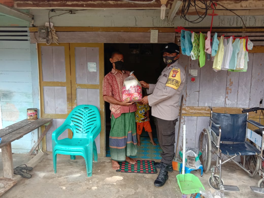 Dalam Rangka Operasi Lilin Lancang kuning 2020, Polsek Kerumutan Bagikan Sembako